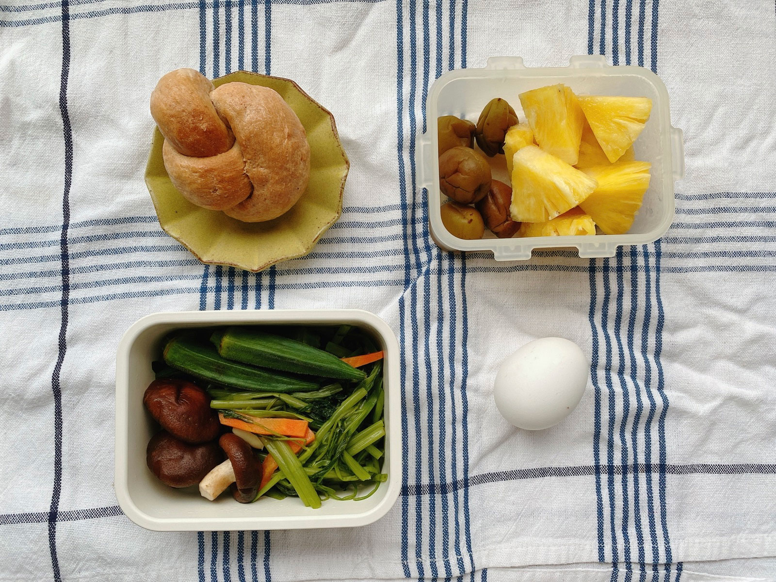 20220713 全麥優格餐包、鳳梨、水煮蛋、燙秋葵香菇