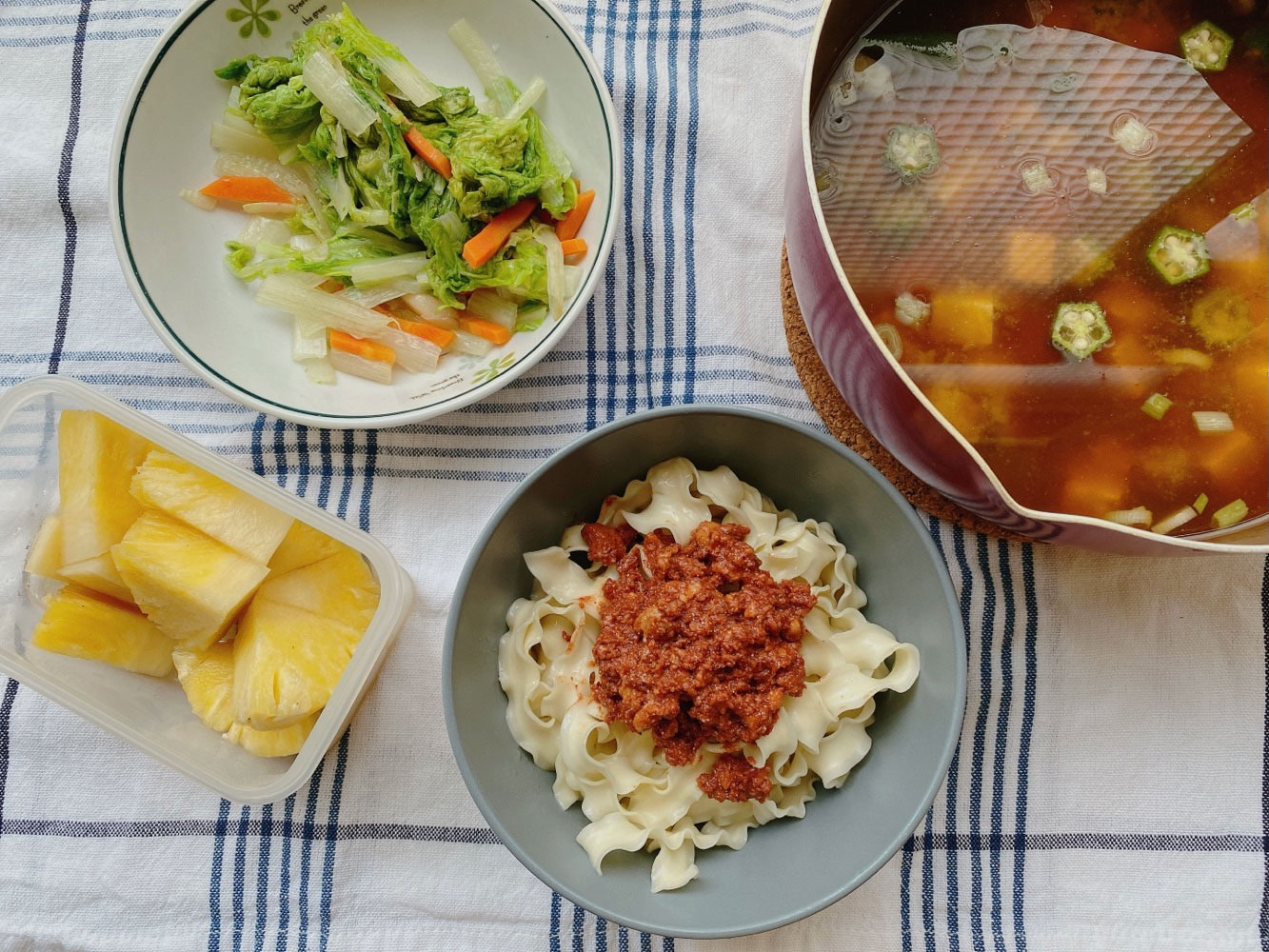 20220714 肉醬拌麵、秋葵豆腐味噌湯、清燙小白菜、鳳梨